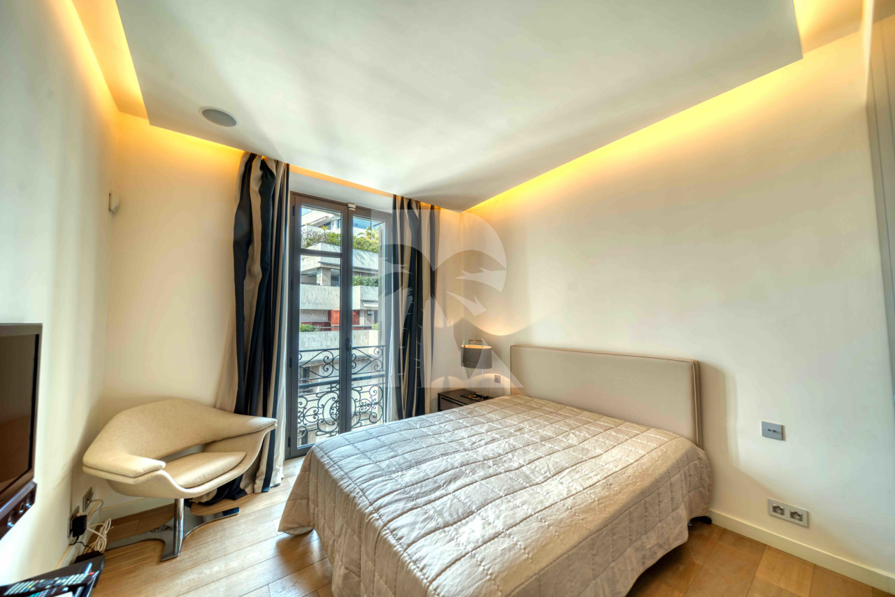 apartment in Cannes : Rent gorgeous and newly renovated 3 bedroom apartment in front of Croisette - Photo 2