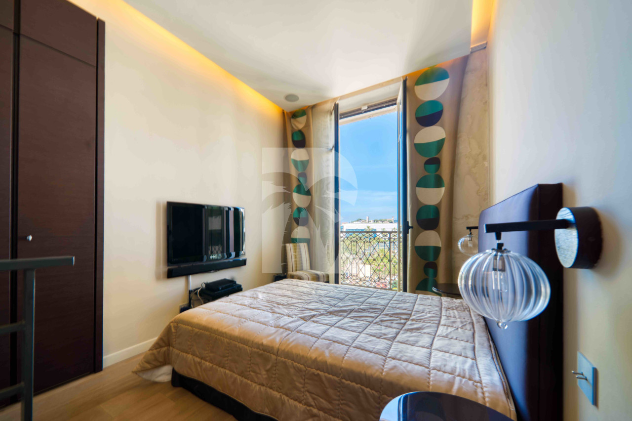 apartment in Cannes : Rent gorgeous and newly renovated 3 bedroom apartment in front of Croisette - Photo 3