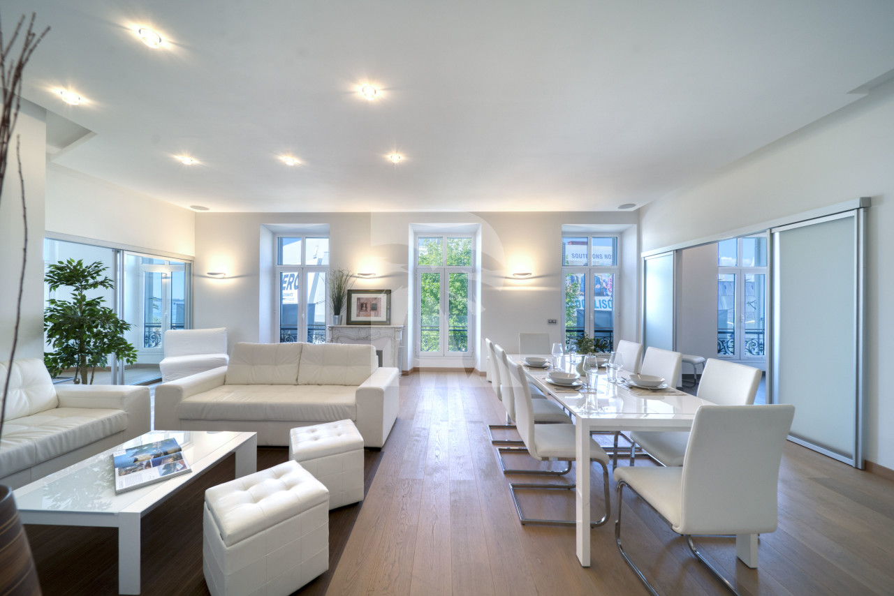 apartment in Cannes : Rent an incredible 3-bedroom apartment in front of Palais des Festivals - Photo 2