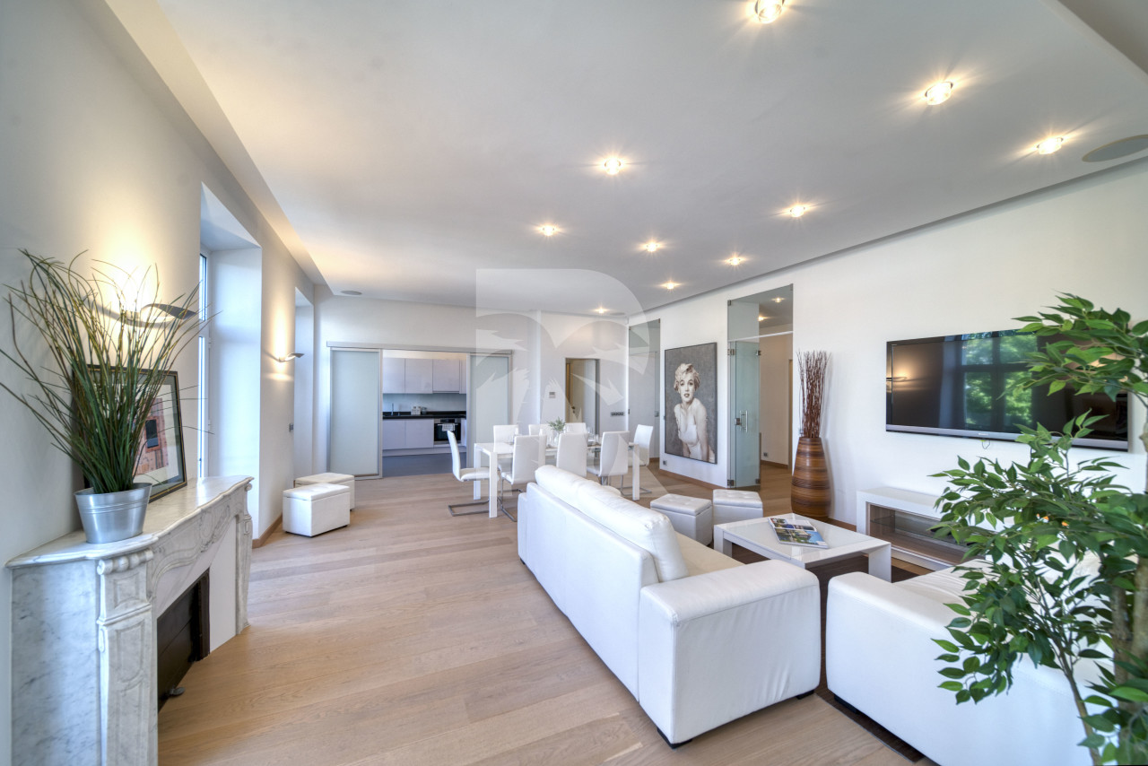 apartment in Cannes : Rent an incredible 3-bedroom apartment in front of Palais des Festivals - Photo 1