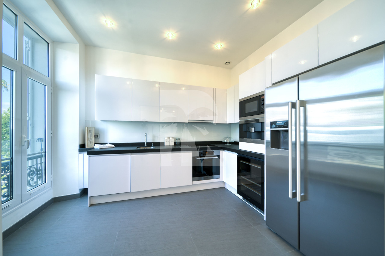 apartment in Cannes : Rent an incredible 3-bedroom apartment in front of Palais des Festivals - Photo 6