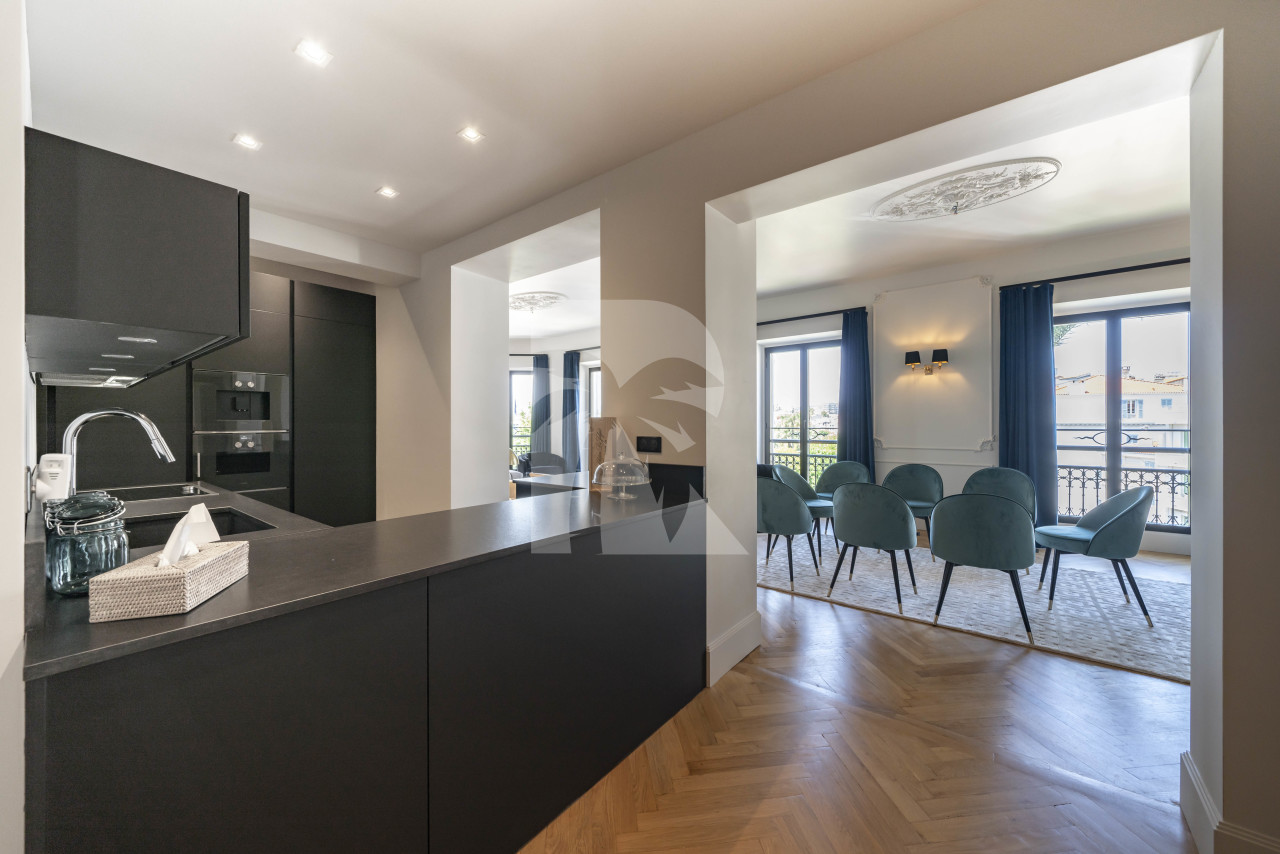 apartment in Cannes : Rent modern 5 bedroom apartment facing the Palais de Festival - Photo 2