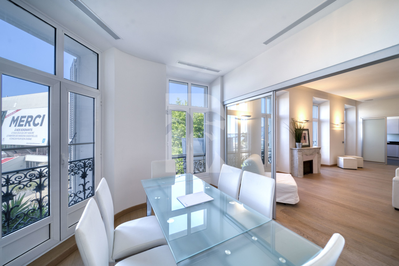 apartment in Cannes : Rent an incredible 3-bedroom apartment in front of Palais des Festivals - Photo 3
