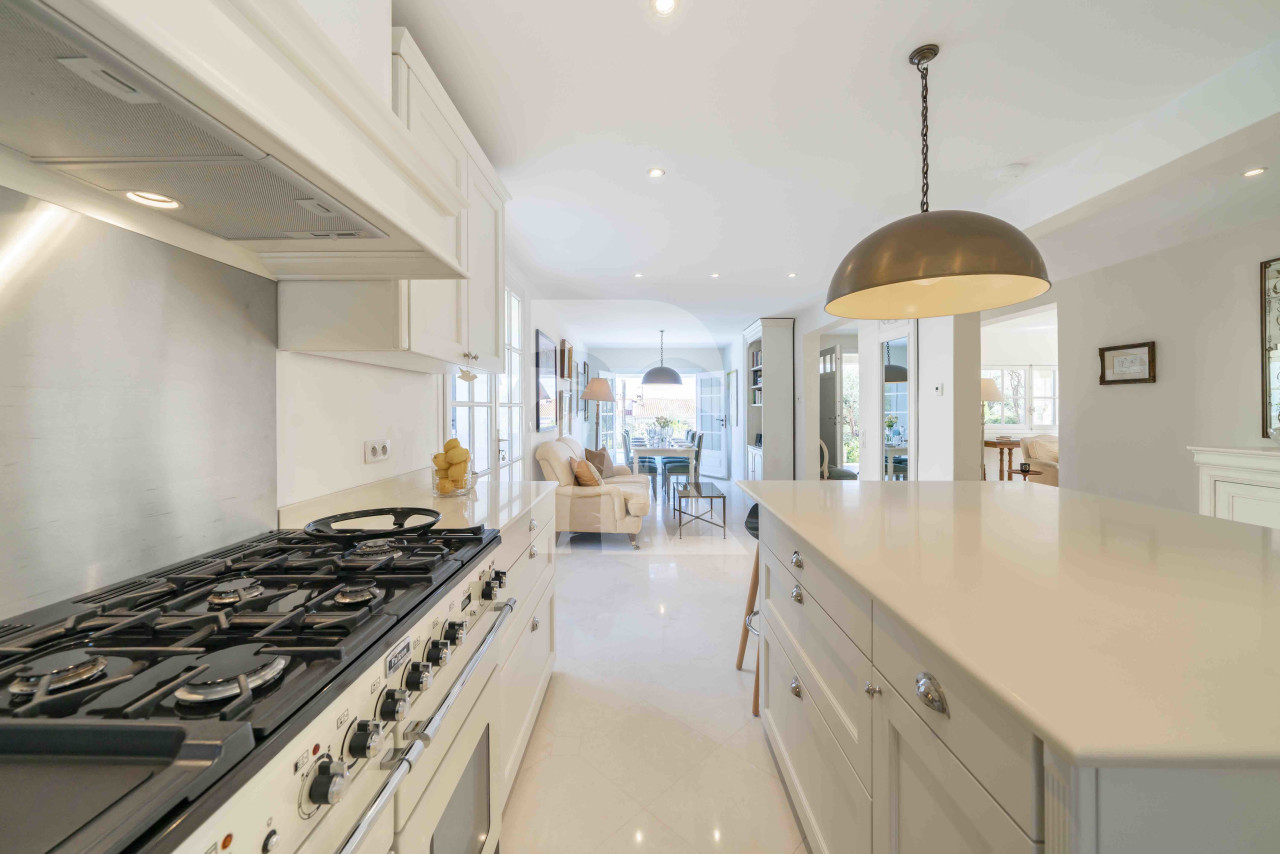 villa in Antibes : Rent beautiful 4 bedroom villa situated in a quiet residential area in Antibes - Photo 8