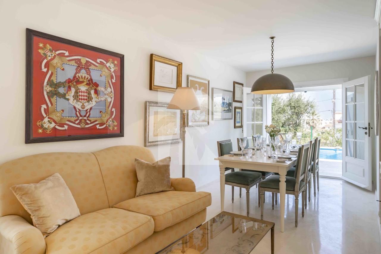 villa in Antibes : Rent beautiful 4 bedroom villa situated in a quiet residential area in Antibes - Photo 9