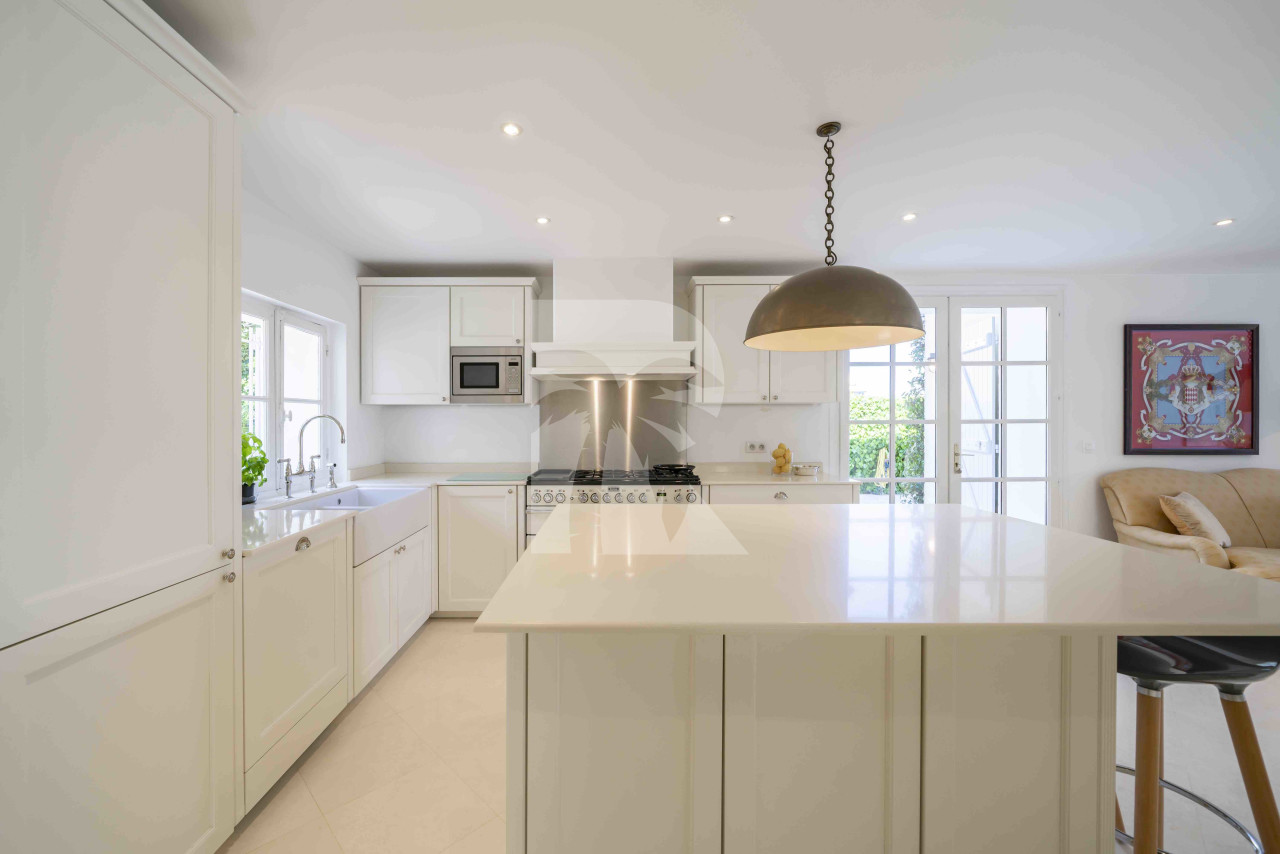 villa in Antibes : Rent beautiful 4 bedroom villa situated in a quiet residential area in Antibes - Photo 10