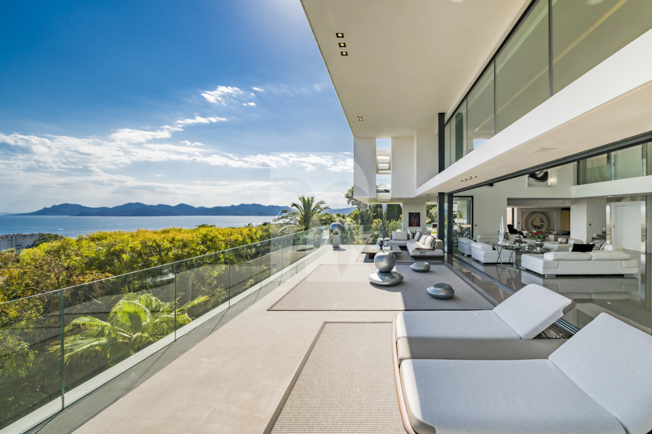 villa in Cannes : Rent one of Cannes most stunning Villas, Ultra Modern 8 bedroom mansion in the hills of Cannes close to the Croisette and the beaches - Photo 2