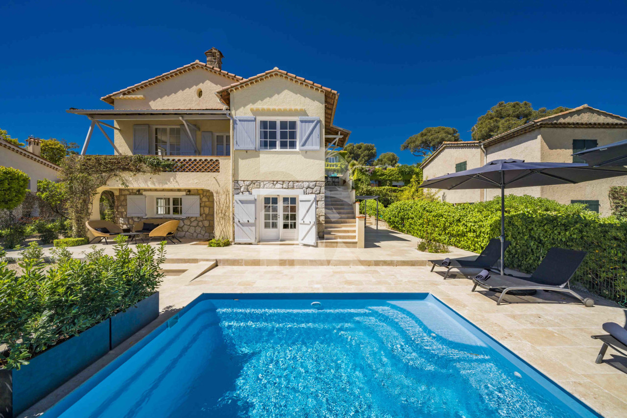 villa in Antibes : Rent beautiful 4 bedroom villa situated in a quiet residential area in Antibes - Photo 2