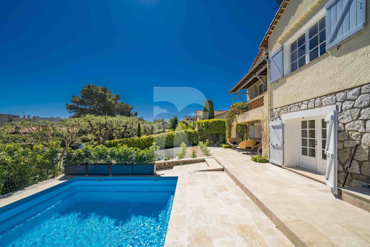 villa in Antibes : Rent beautiful 4 bedroom villa situated in a quiet residential area in Antibes - Photo 4