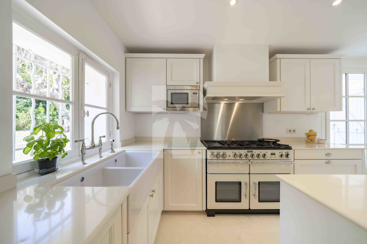 villa in Antibes : Rent beautiful 4 bedroom villa situated in a quiet residential area in Antibes - Photo 11