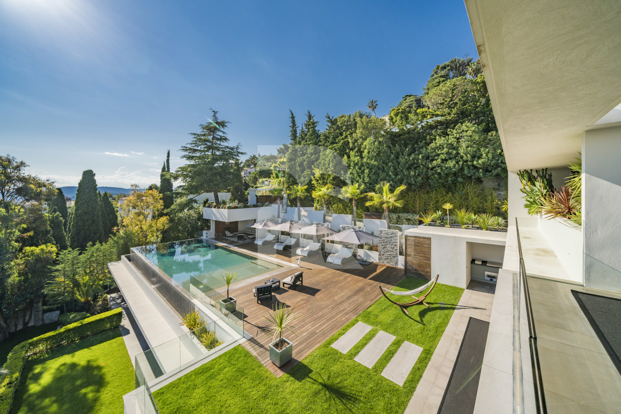 villa in Cannes : Rent one of Cannes most stunning Villas, Ultra Modern 8 bedroom mansion in the hills of Cannes close to the Croisette and the beaches - Photo 11