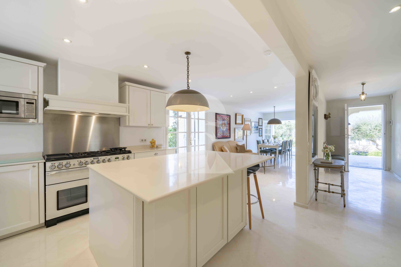 villa in Antibes : Rent beautiful 4 bedroom villa situated in a quiet residential area in Antibes - Photo 6