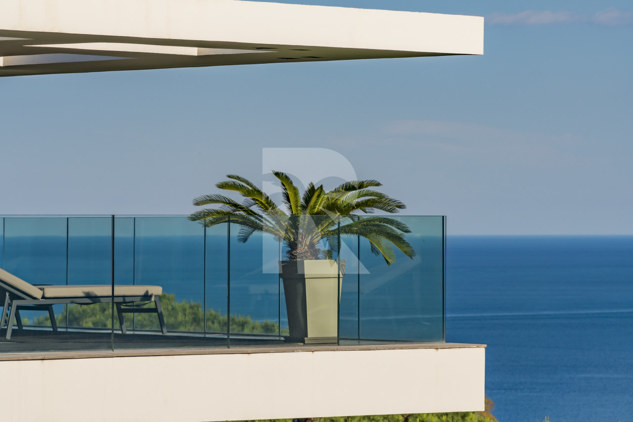 villa in Cannes : Rent one of Cannes most stunning Villas, Ultra Modern 8 bedroom mansion in the hills of Cannes close to the Croisette and the beaches - Photo 4