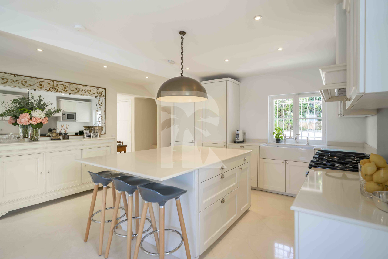 villa in Antibes : Rent beautiful 4 bedroom villa situated in a quiet residential area in Antibes - Photo 7