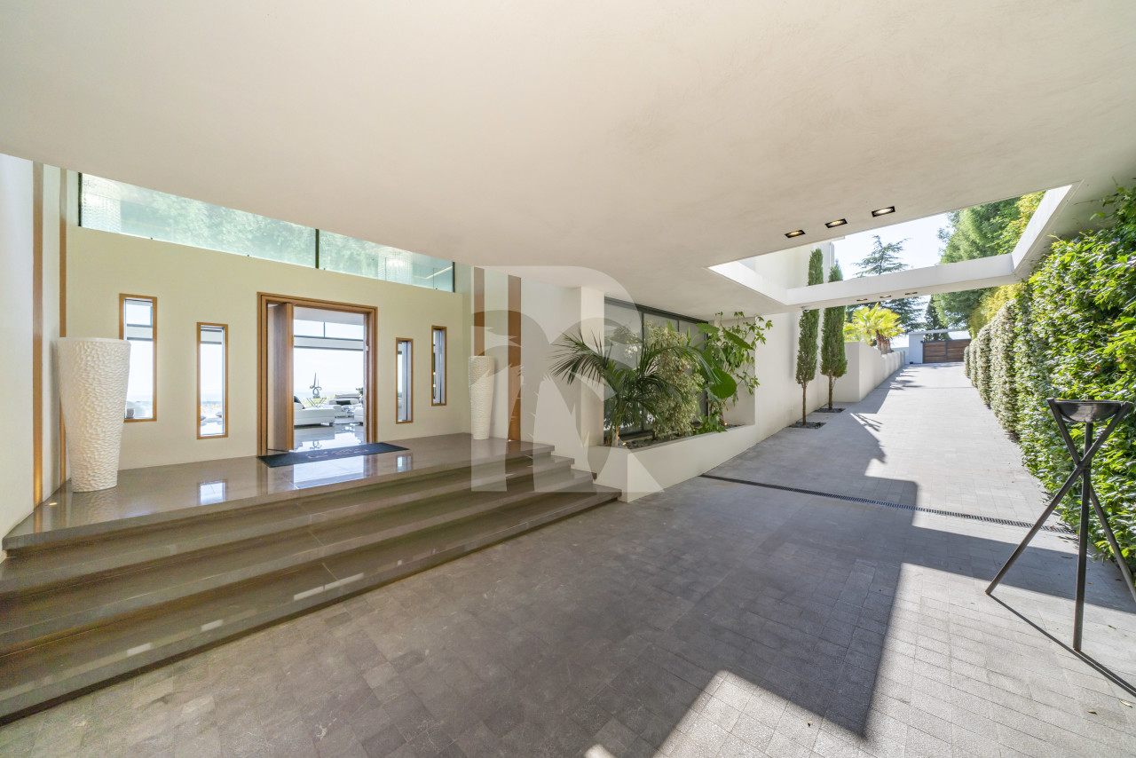 villa in Cannes : Rent one of Cannes most stunning Villas, Ultra Modern 8 bedroom mansion in the hills of Cannes close to the Croisette and the beaches - Photo 5