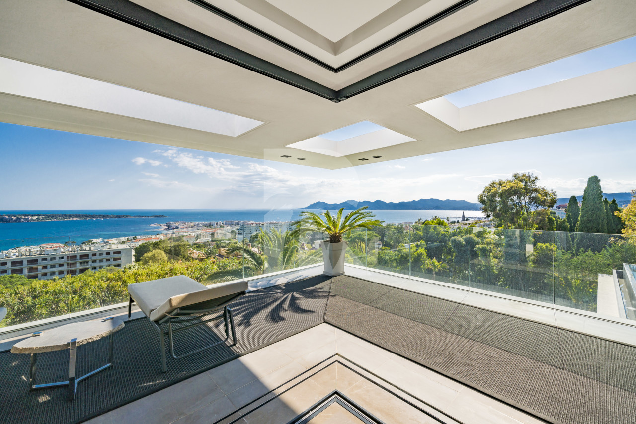 villa in Cannes : Rent one of Cannes most stunning Villas, Ultra Modern 8 bedroom mansion in the hills of Cannes close to the Croisette and the beaches - Photo 3