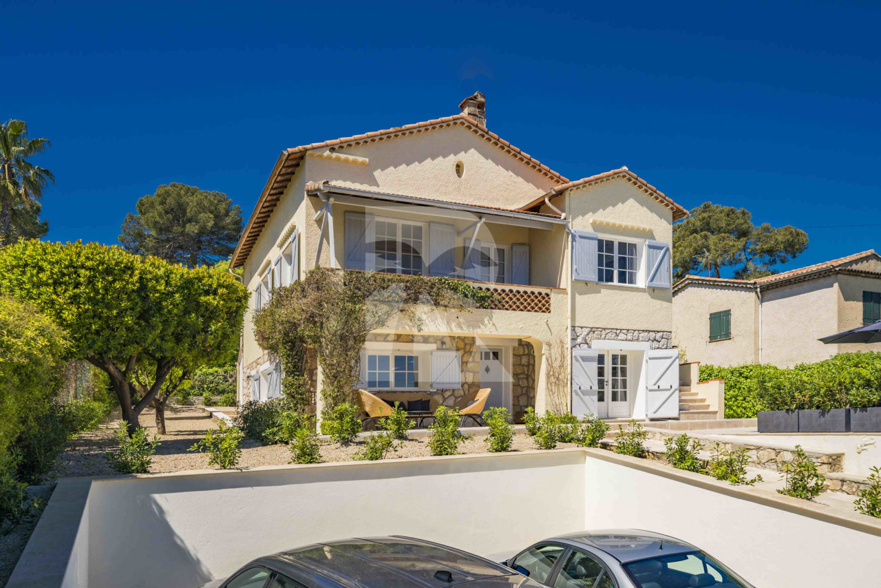 villa in Antibes : Rent beautiful 4 bedroom villa situated in a quiet residential area in Antibes - Photo 1