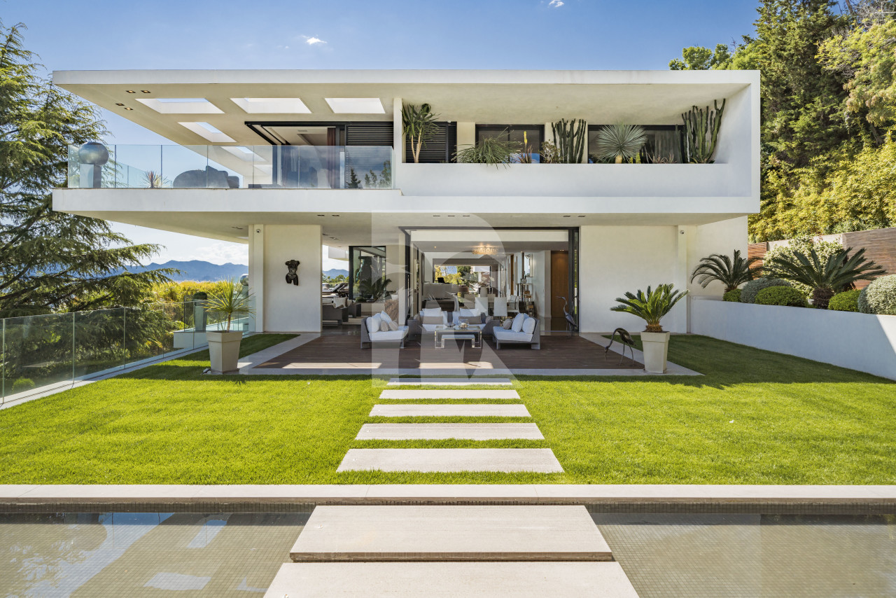 villa in Cannes : Rent one of Cannes most stunning Villas, Ultra Modern 8 bedroom mansion in the hills of Cannes close to the Croisette and the beaches - Photo 12