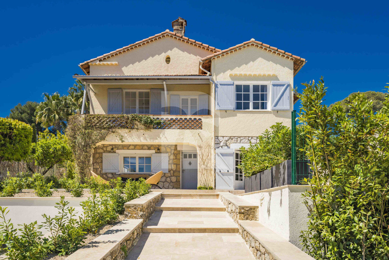 villa in Antibes : Rent beautiful 4 bedroom villa situated in a quiet residential area in Antibes - Photo 0