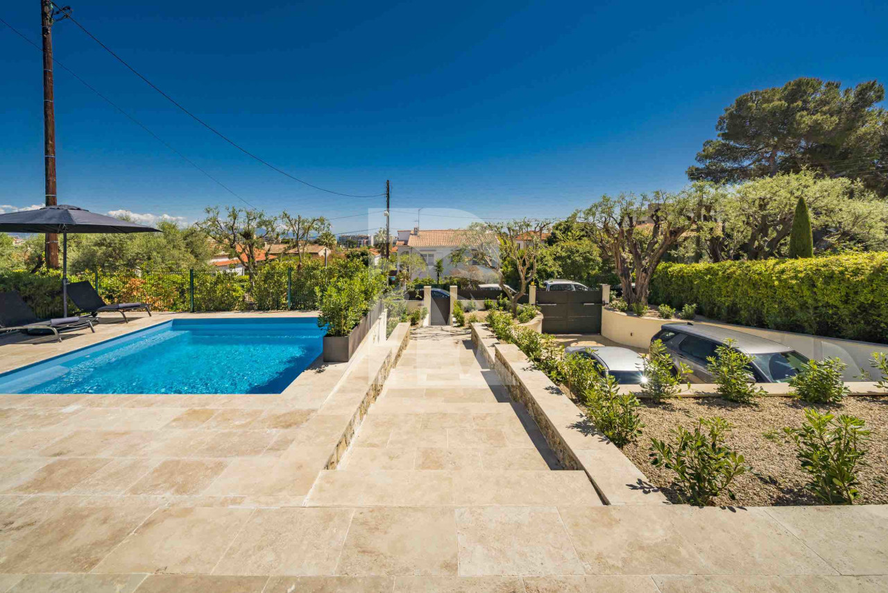 villa in Antibes : Rent beautiful 4 bedroom villa situated in a quiet residential area in Antibes - Photo 3