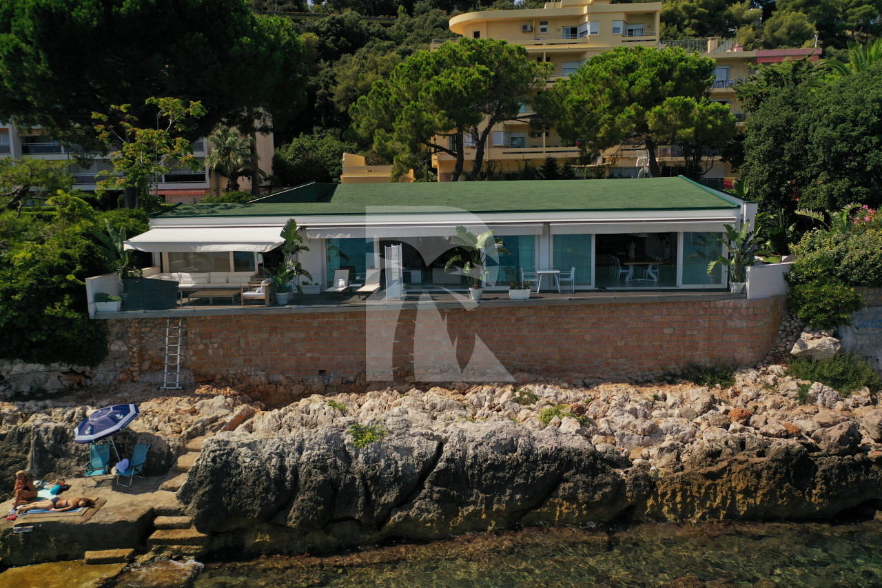 villa in Roquebrune-Cap-Martin : Rent a 4-bedroom stunning waterfront property in Roquebrune Cap Martin. - Photo 1