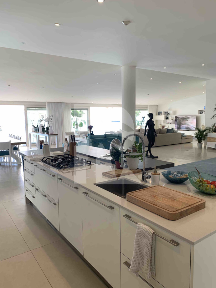 villa in Roquebrune-Cap-Martin : Rent a 4-bedroom stunning waterfront property in Roquebrune Cap Martin. - Photo 2