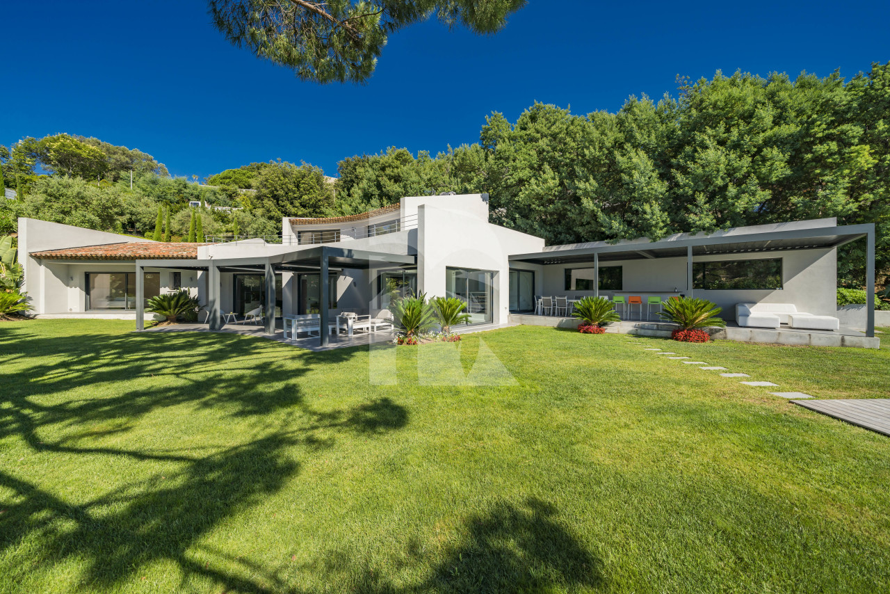 villa in Cannes : Rent brand new villa with amazing sea views and infinity swimming pool  in Cannes - Photo 2
