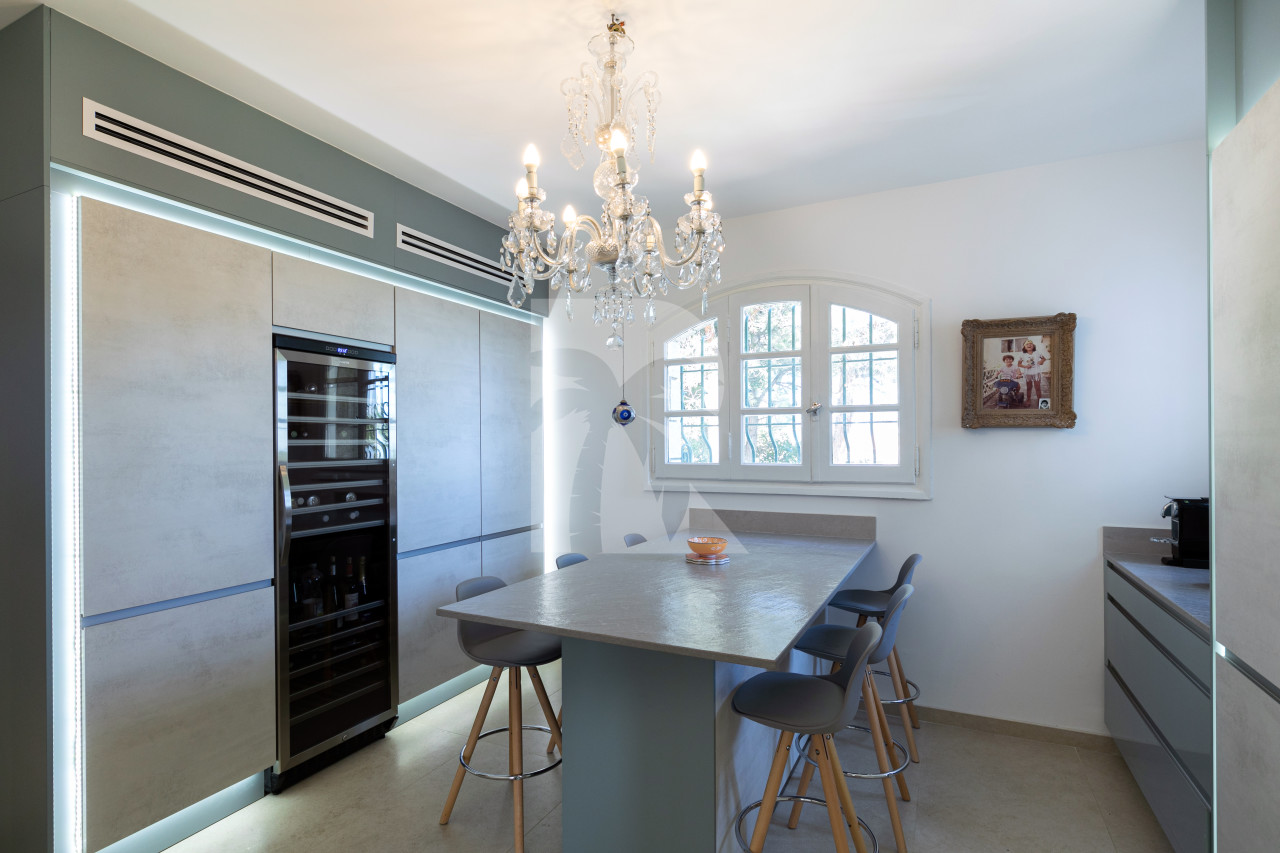 villa in Cannes : Rent gorgeous 7-bedroom villa with sea view in the heights of Cannes - Photo 6