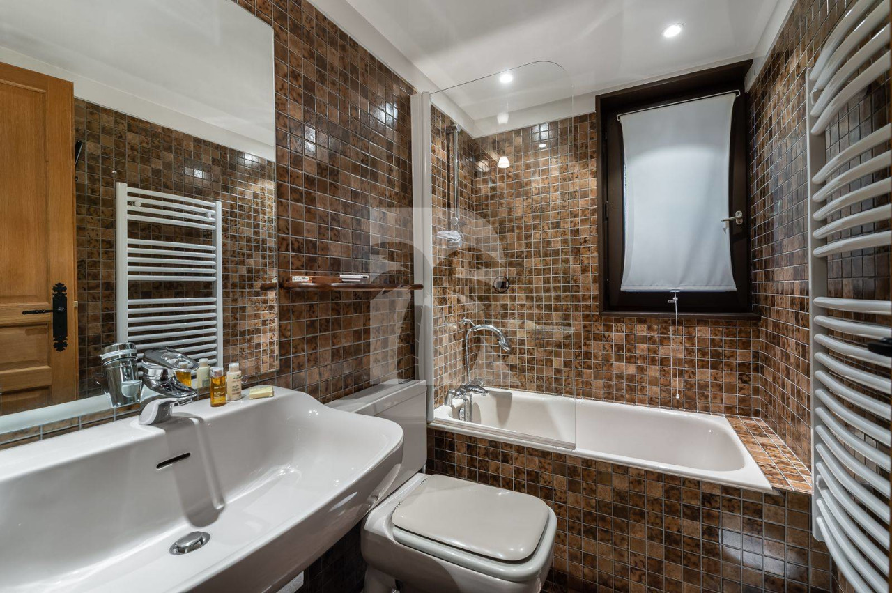 villa in Courchevel : Rent this Chalet in Jardin Alpin - Photo 8