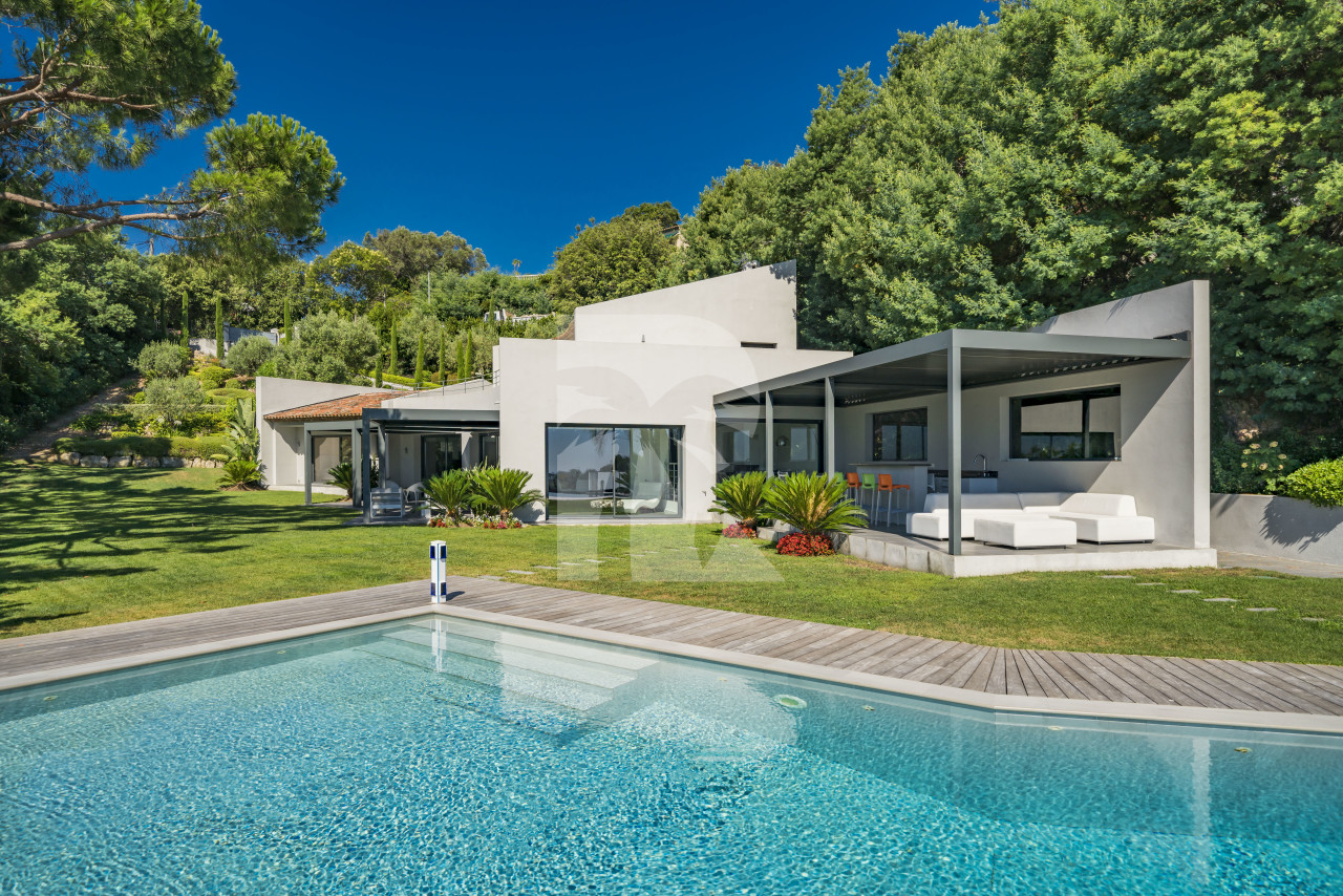 villa in Cannes : Rent brand new villa with amazing sea views and infinity swimming pool  in Cannes - Photo 1