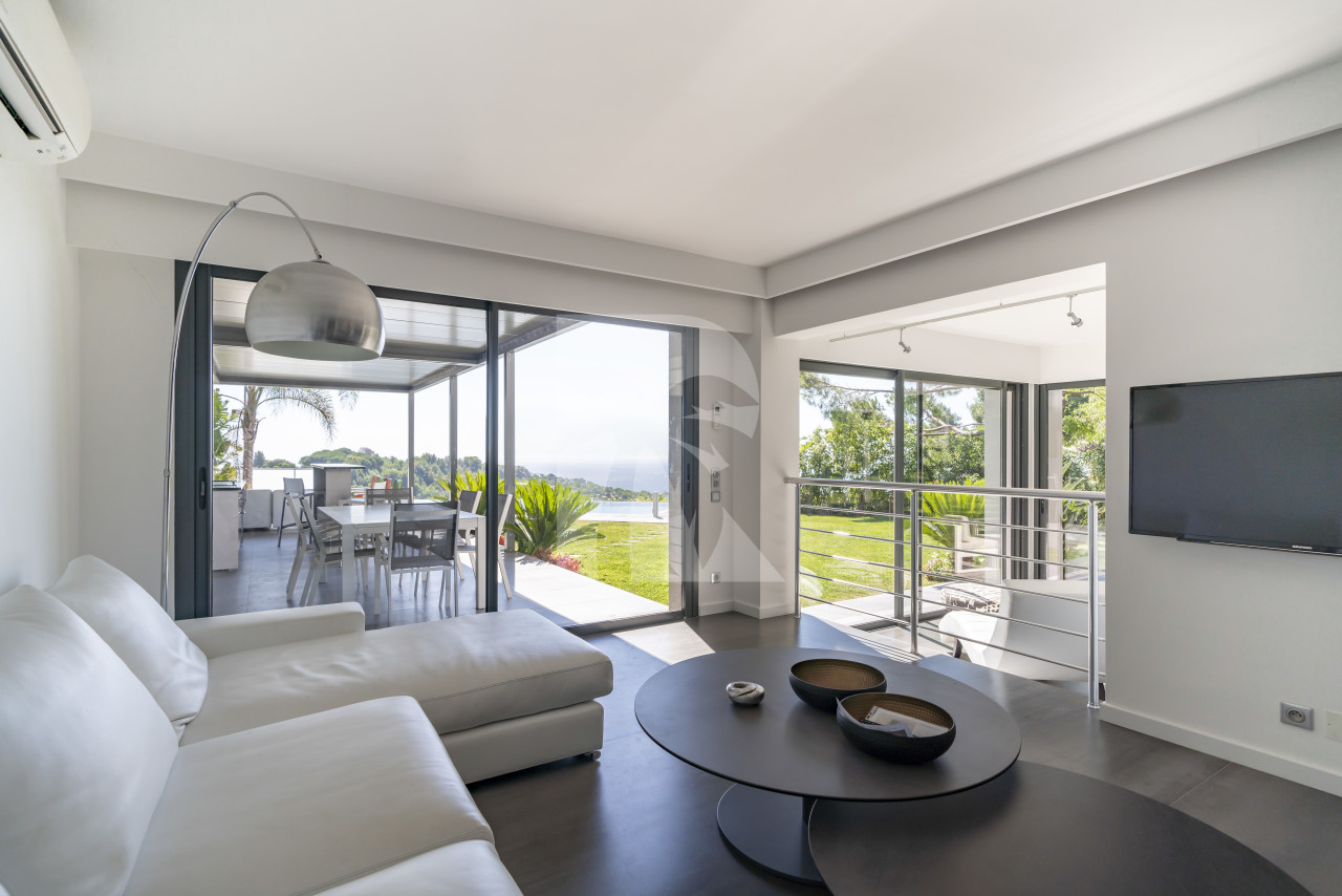 villa in Cannes : Rent brand new villa with amazing sea views and infinity swimming pool  in Cannes - Photo 7
