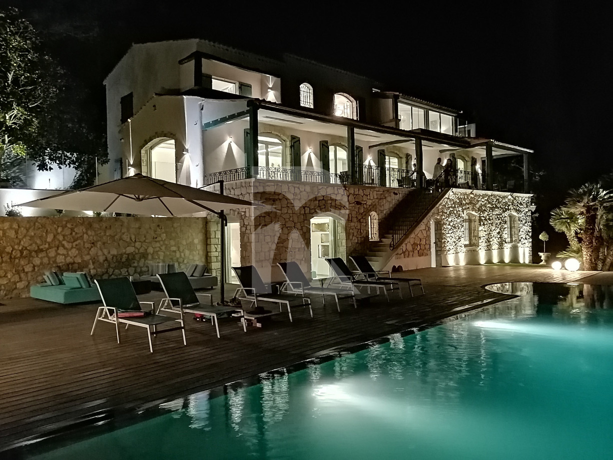 villa in Cannes : Rent gorgeous 7-bedroom villa with sea view in the heights of Cannes - Photo 1