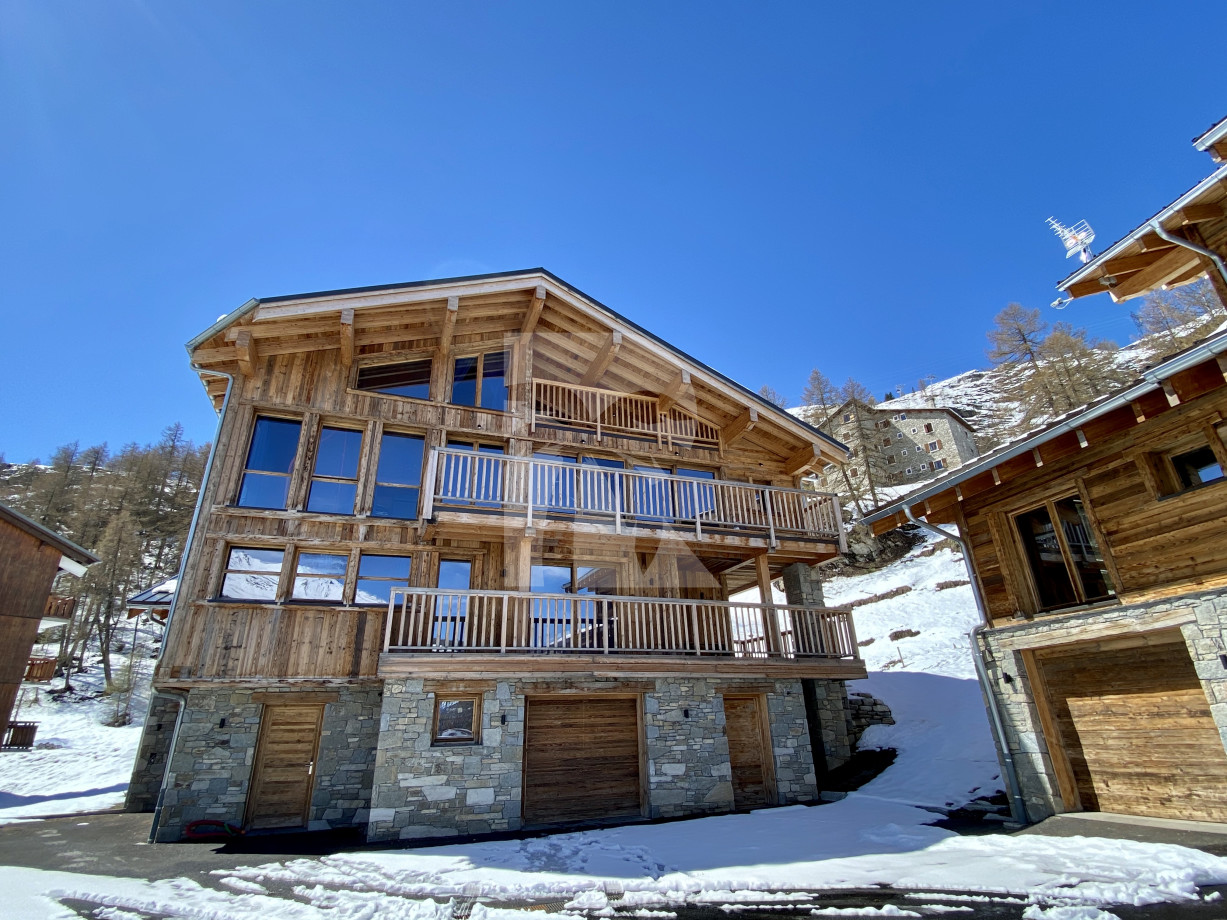apartment in Tignes : Rent deluxe chalet with one of the finest views in the resort - Photo 0