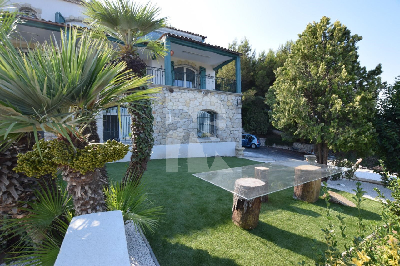 villa in Cannes : Rent gorgeous 7-bedroom villa with sea view in the heights of Cannes - Photo 2