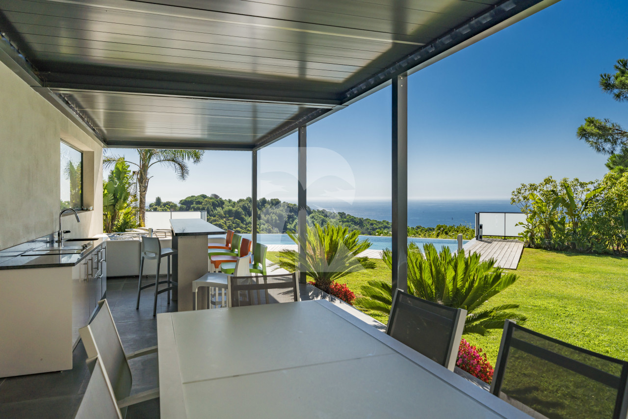 villa in Cannes : Rent brand new villa with amazing sea views and infinity swimming pool  in Cannes - Photo 4