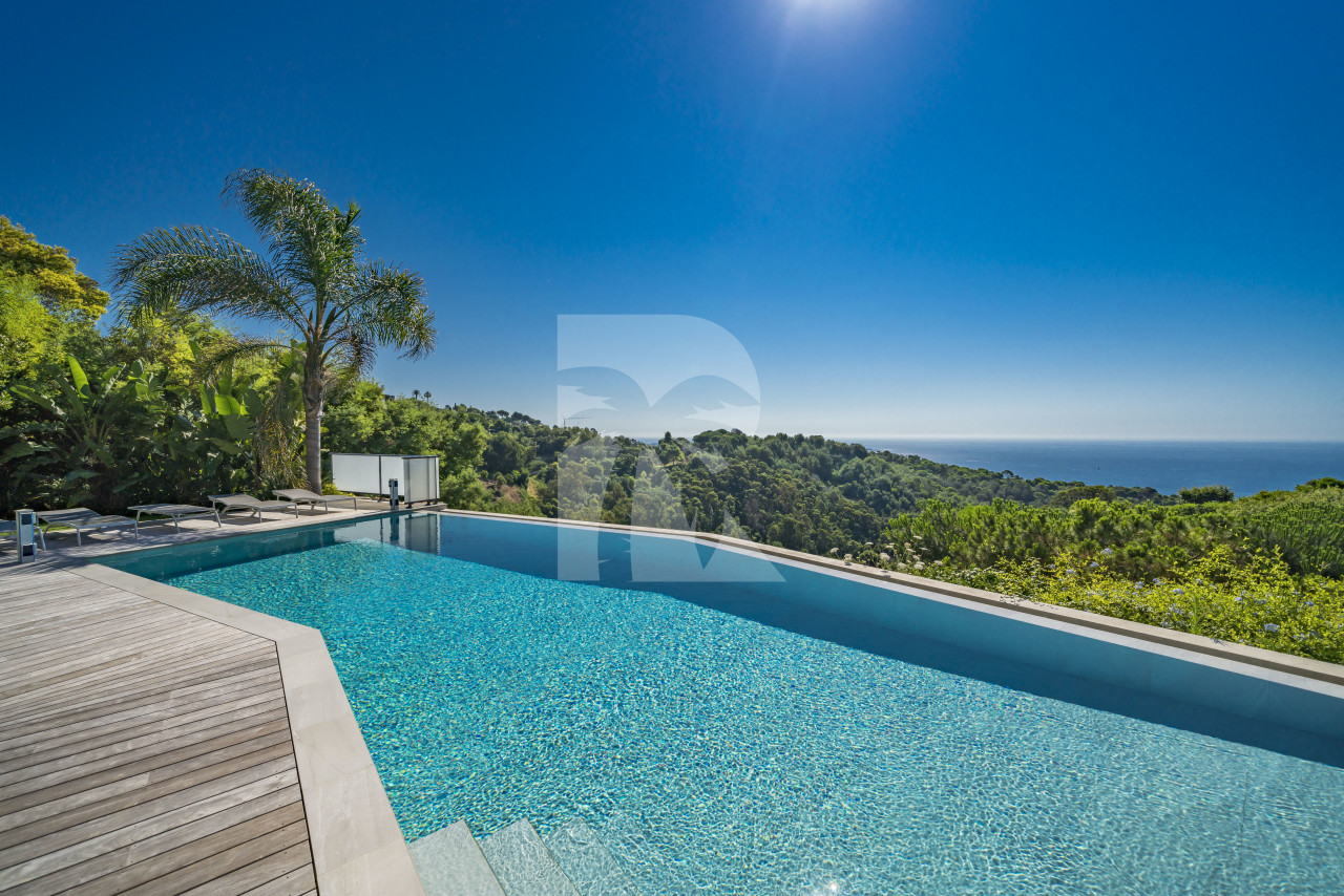 villa in Cannes : Rent brand new villa with amazing sea views and infinity swimming pool  in Cannes - Photo 3