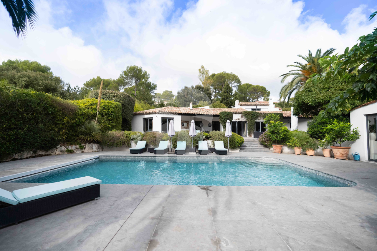villa in Mougins : Rent wonderful 5 bedroom villa located in a prestigious domaine in Mougins - Photo 0
