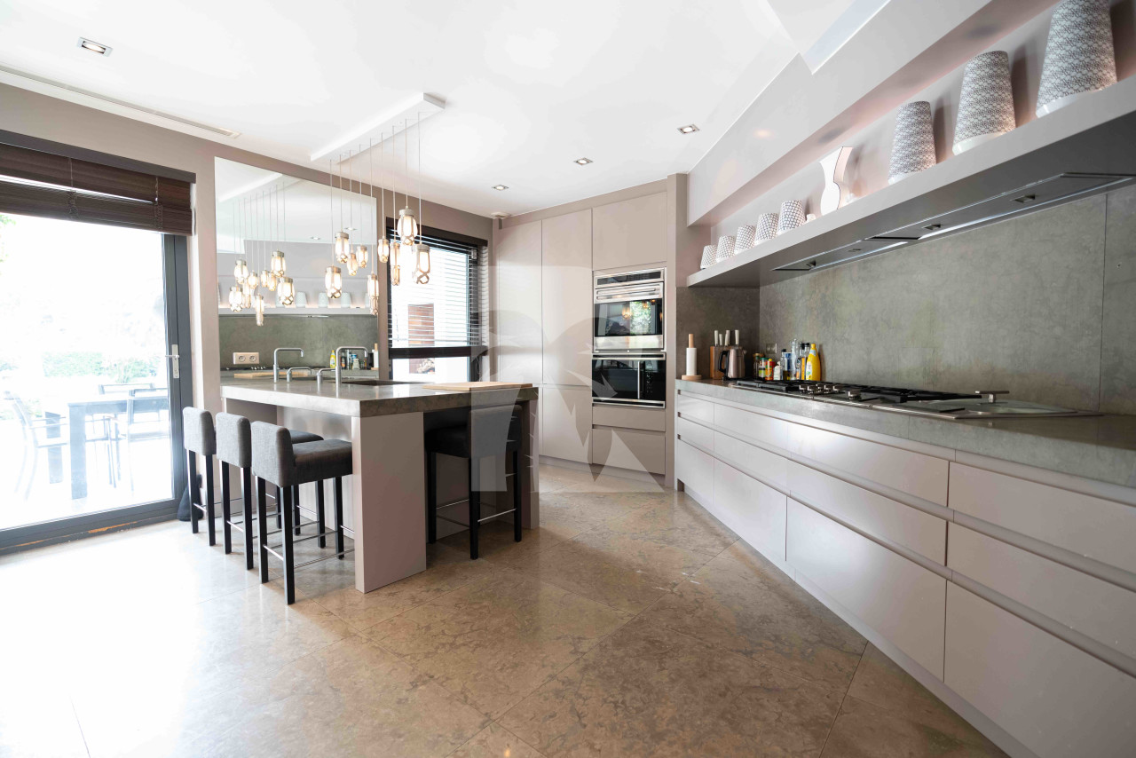 villa in Mougins : Rent wonderful 5 bedroom villa located in a prestigious domaine in Mougins - Photo 10
