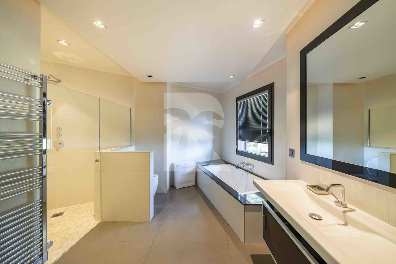 villa in Cannes : Rent beautiful 4 bedrooms with sea view - Photo 8
