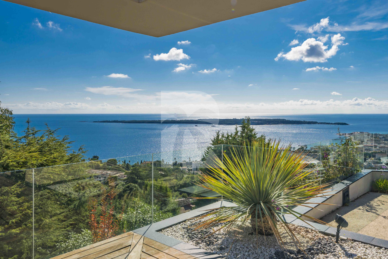 villa in Cannes : Rent beautiful 4 bedrooms with sea view - Photo 2