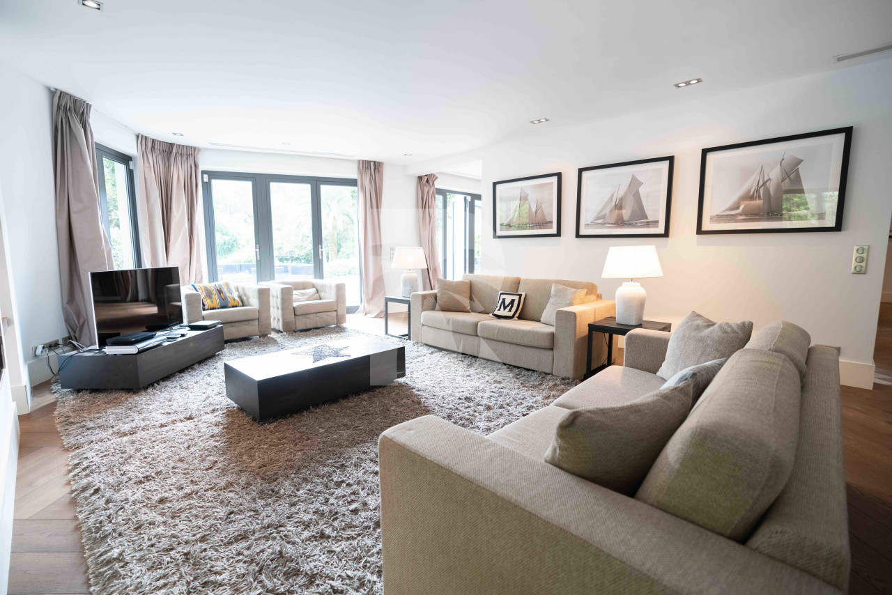 villa in Mougins : Rent wonderful 5 bedroom villa located in a prestigious domaine in Mougins - Photo 4