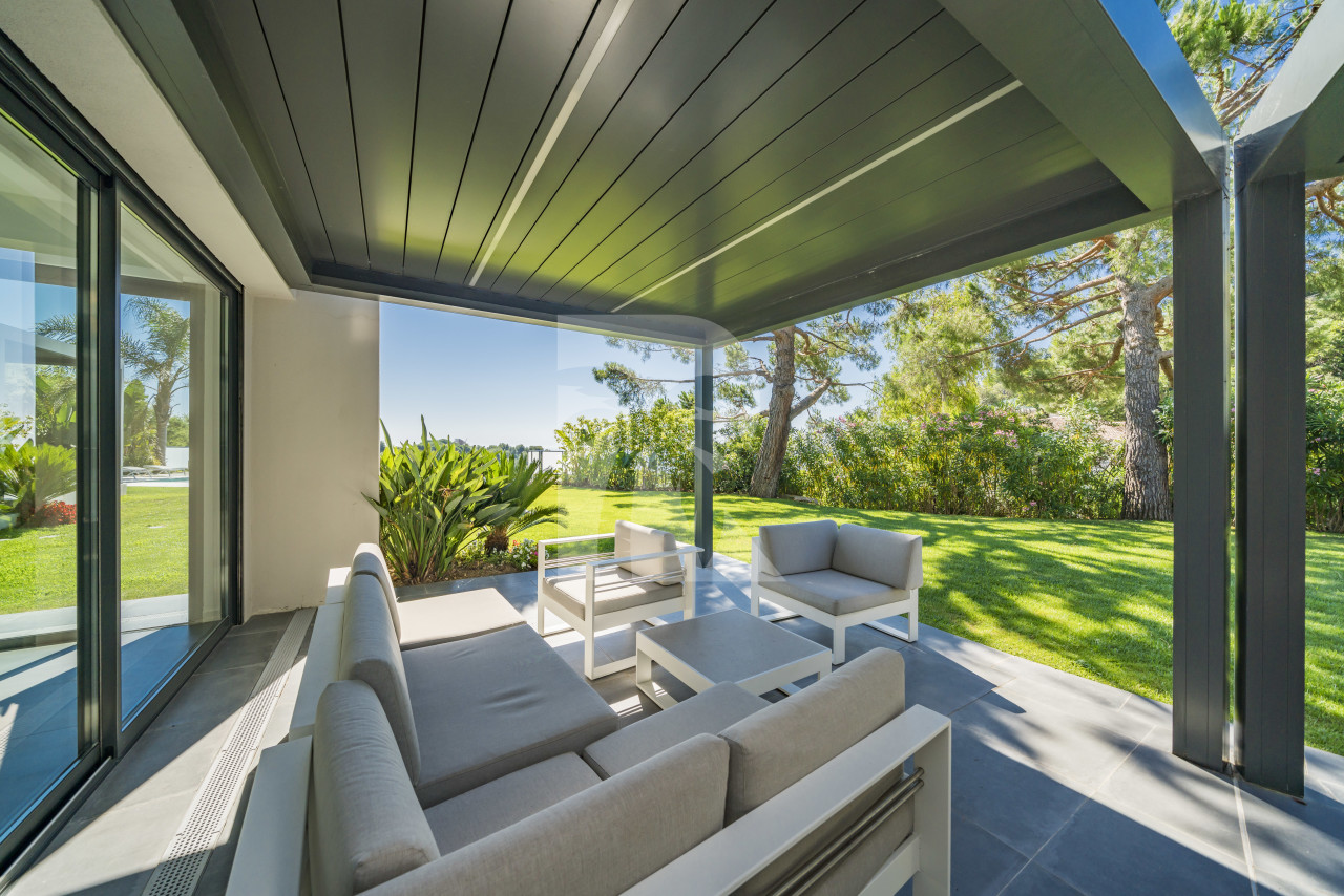 villa in Cannes : Rent brand new villa with amazing sea views and infinity swimming pool  in Cannes - Photo 5
