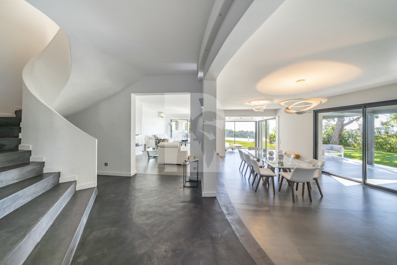 villa in Cannes : Rent brand new villa with amazing sea views and infinity swimming pool  in Cannes - Photo 10