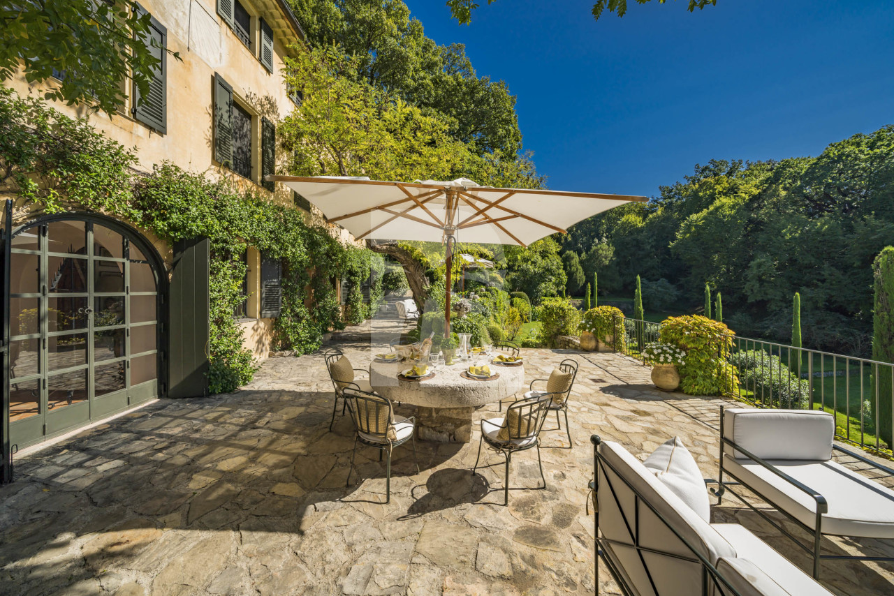 villa in Mougins : Rent this magnificent 6 bedroom domaine located in a magical setting with a Tennis court - Photo 12