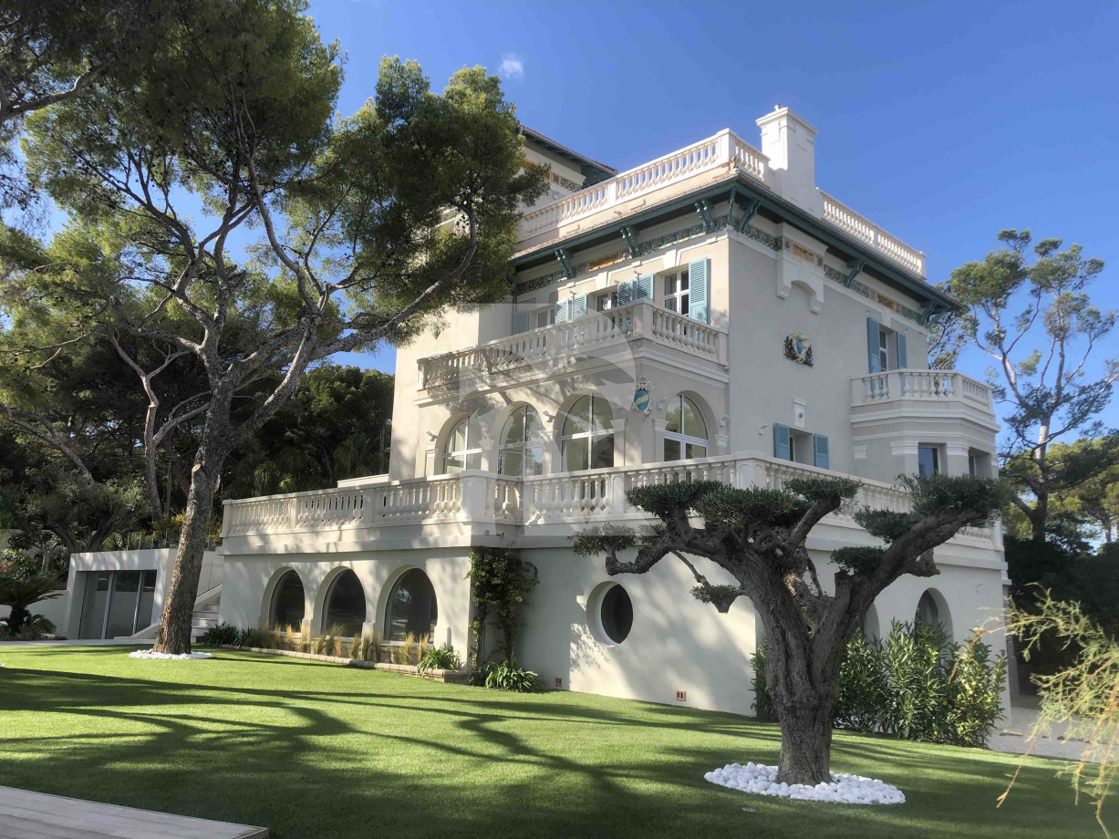villa in St Tropez : Rent this incredible castle completely renovated with an amazing location. - Photo 0