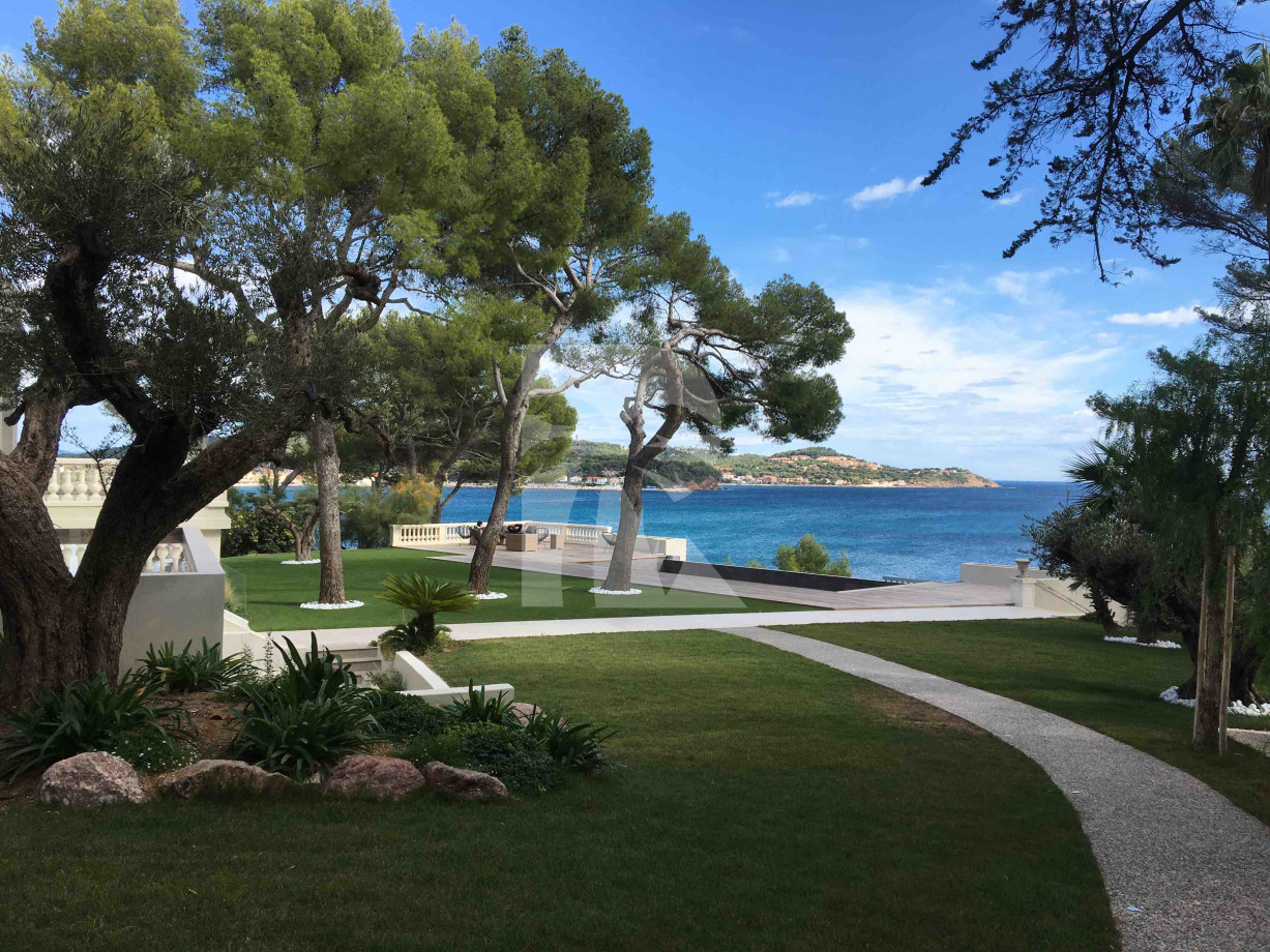 villa in St Tropez : Rent this incredible castle completely renovated with an amazing location. - Photo 4