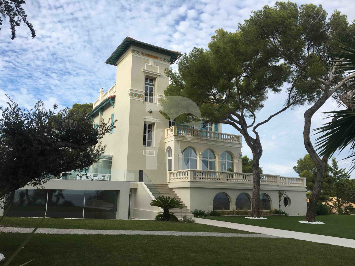 villa in St Tropez : Rent this incredible castle completely renovated with an amazing location. - Photo 1