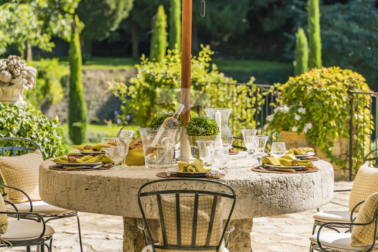 villa in Mougins : Rent this magnificent 6 bedroom domaine located in a magical setting with a Tennis court - Photo 10