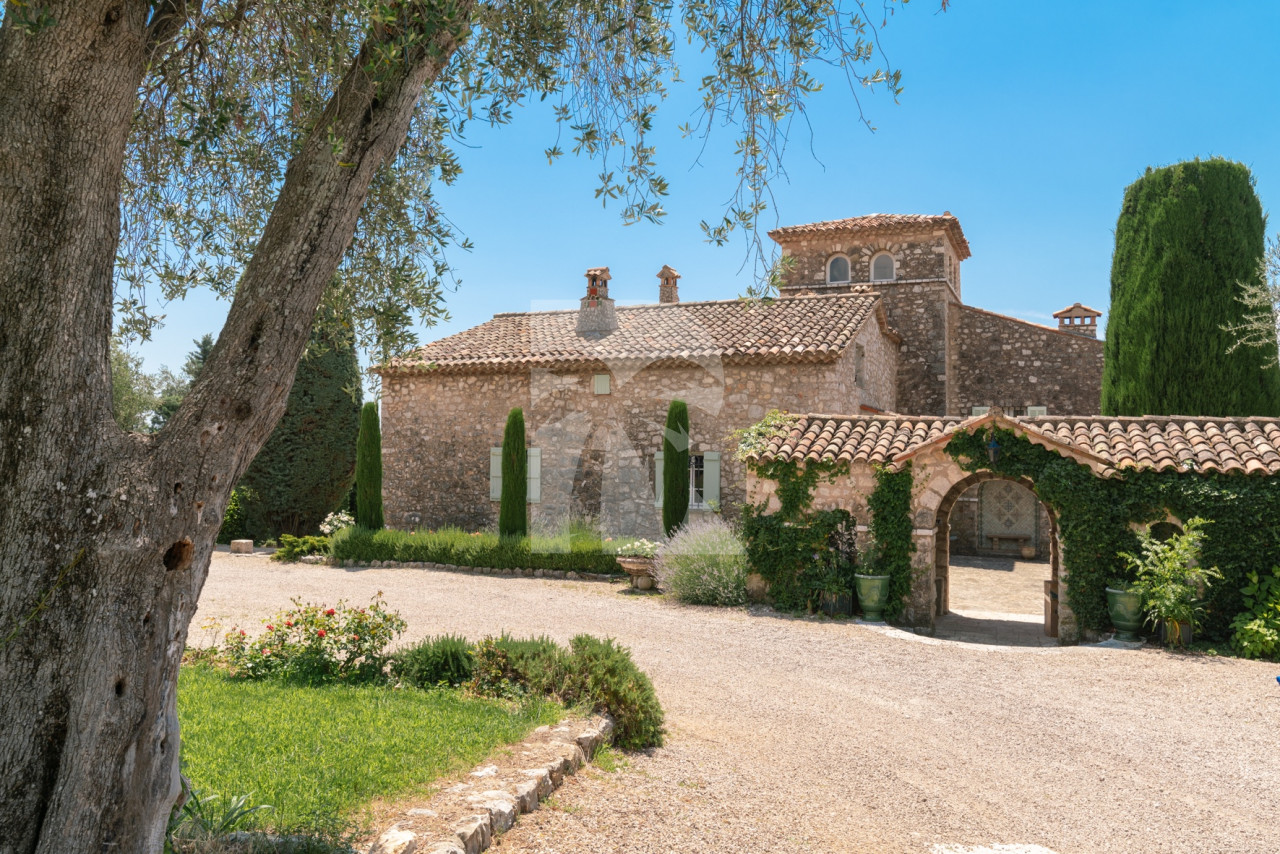 villa in Châteauneuf-Grasse : Rent magnificent villa with a breathtaking view over the French Riviera - Photo 2