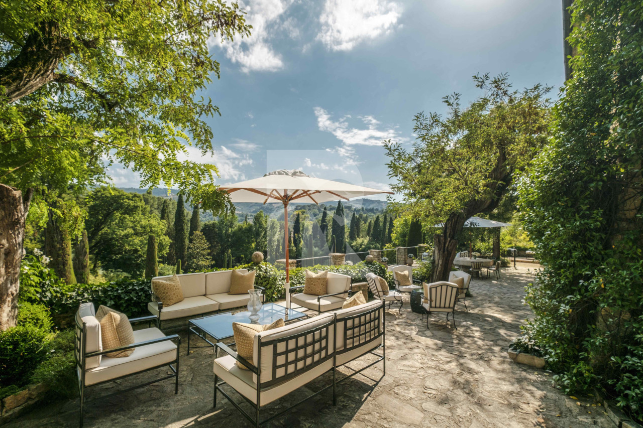 villa in Mougins : Rent this magnificent 6 bedroom domaine located in a magical setting with a Tennis court - Photo 2
